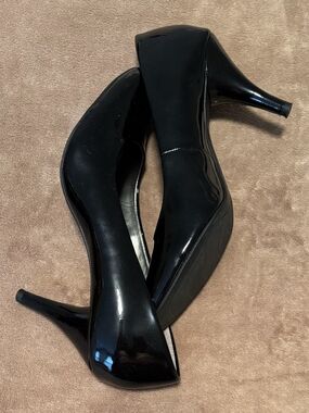Bandolino Black Patent Round-Toe Pumps